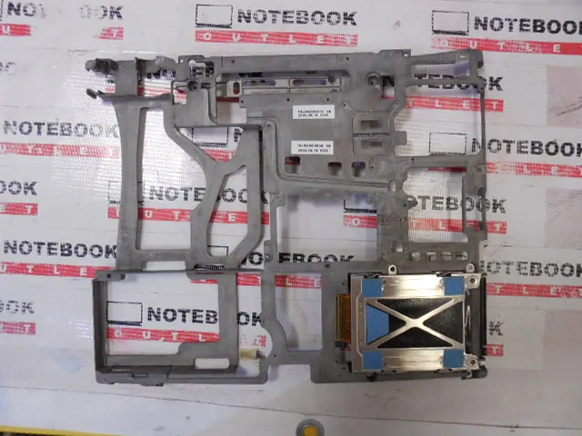 výztuha palmrestu - DELL Latitude D610 (PP11L)