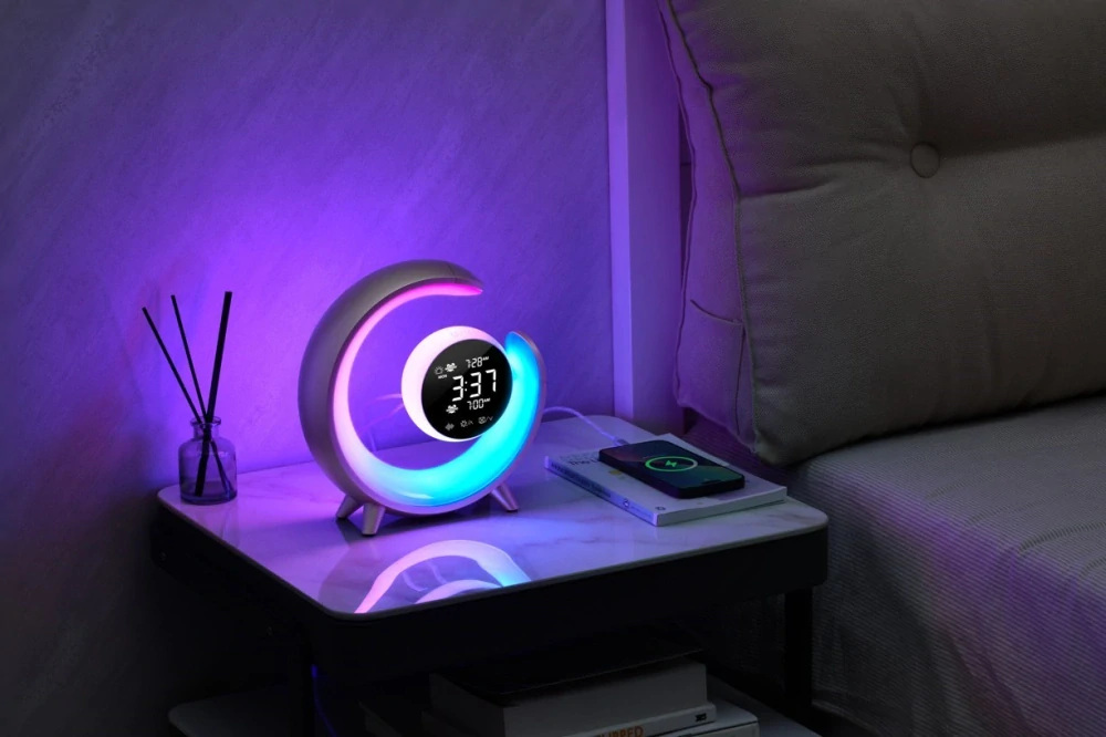 LED noční lampička, budík Immax PEACOCK s hodinami, RGB světlem a USB portem, zlatá
